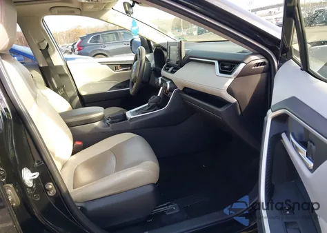 2019 Toyota Rav4 Xle z USA, uszkodzony, nr VIN JTMP1RFVXKJ013869